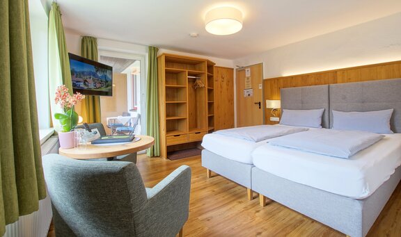 Doppelzimmer_Balkon_image_02_-_Hotel_Waldmann_01.JPG
